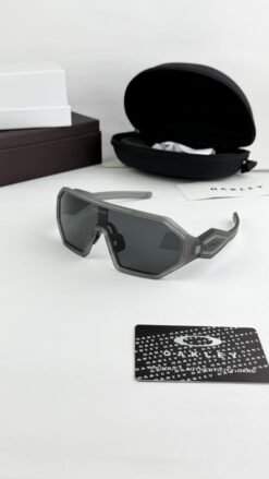Oakley_grey_black_606